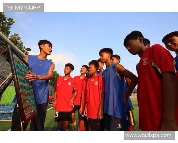 小孩目睹足球明星在绿茵场上挥洒汗水瞬间心中梦想悄然萌芽